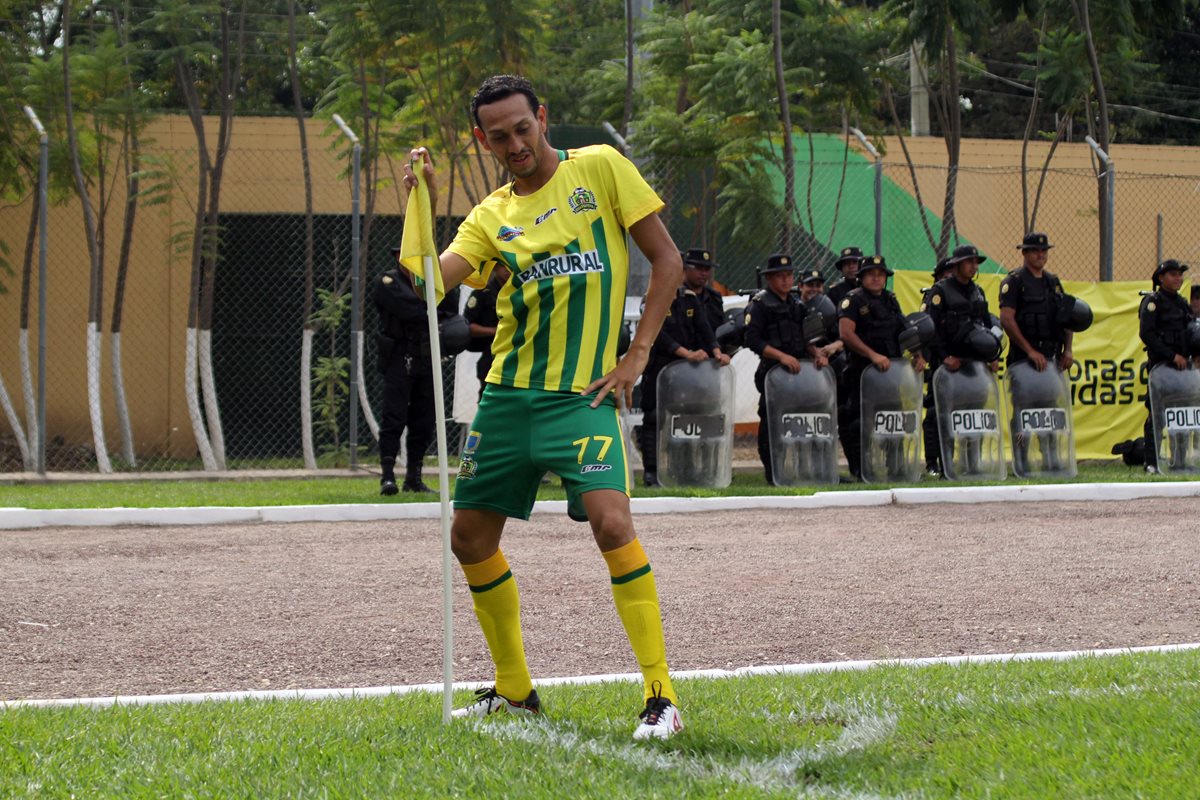 Osmar López festejó de manera especial su gol frente a Cobán Imperial. (Foto Prensa Libre: Hugo Oliva).