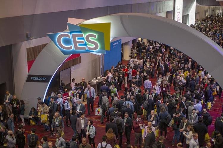 La multitud abarrota las salas de exposiciones dentro del Centro de Convenciones de Las Vegas durante el CES 2019. (Foto Prensa Libre: AFP)