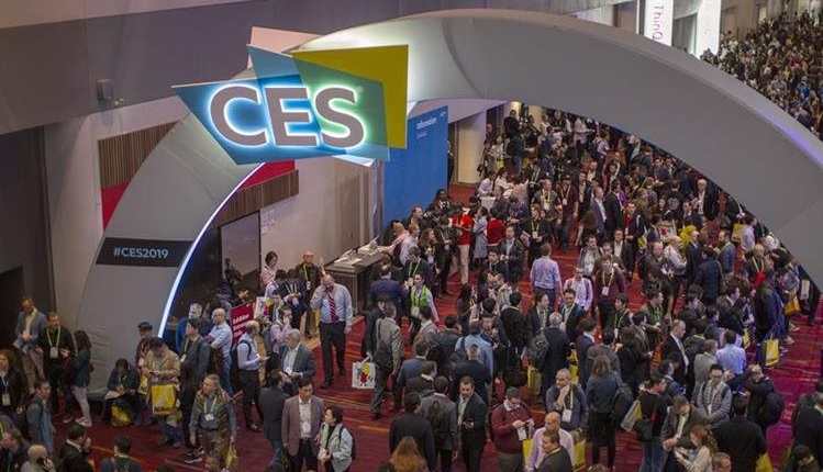 La multitud abarrota las salas de exposiciones dentro del Centro de Convenciones de Las Vegas durante el CES 2019. (Foto Prensa Libre: AFP)
