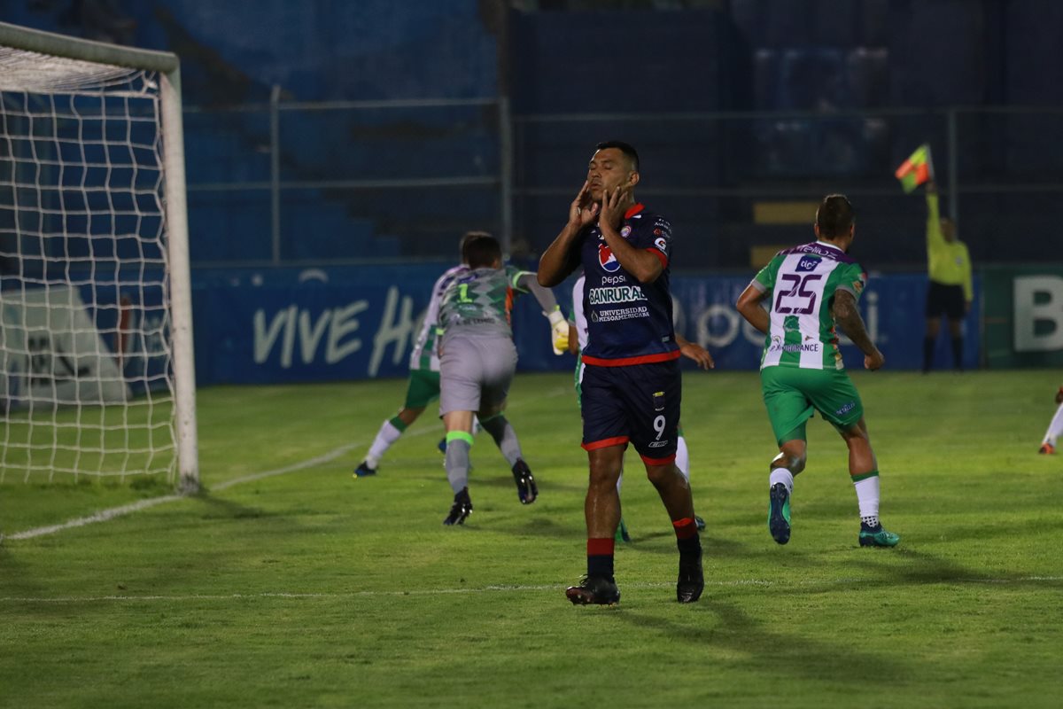 Acción durante el juego entre Xelajú y Antigua, en Quetzaltenango. (Foto Prensa Libre: Raúl Juárez)
