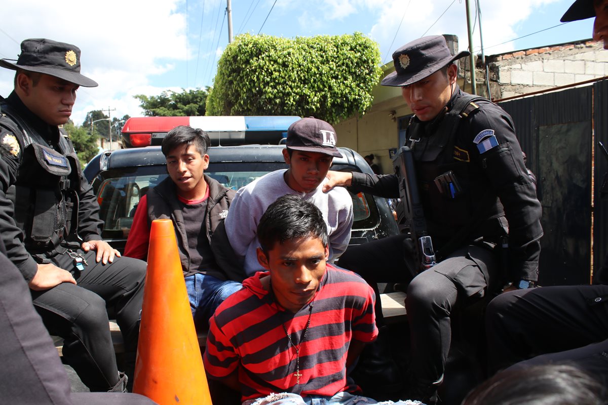 Los tres presuntos delincuentes capturados. (Foto Prensa Libre: Víctor Chamalé).
