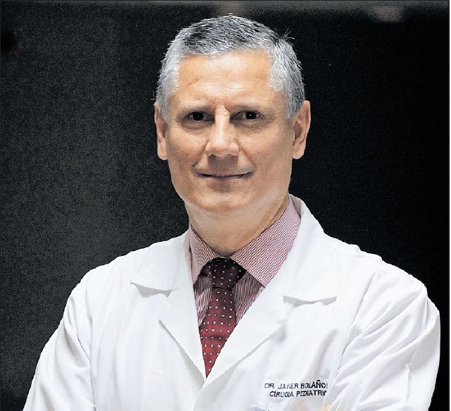 Javier Bolaños, cirujano pediatra que labora desde hace 29 años en el Hospital Roosevelt, asegura que lo más importante en su vida es Dios, su familia y el trabajo. (Foto Prensa Libre: Hemeroteca PL)