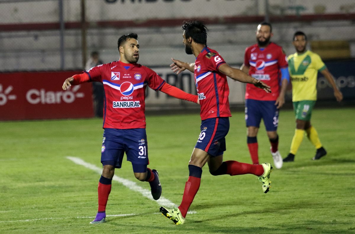 Ricardo Rocha consiguió el segundo tanto y lo festeja con sus compañeros. (Foto Prensa Libre: Carlos Ventura)