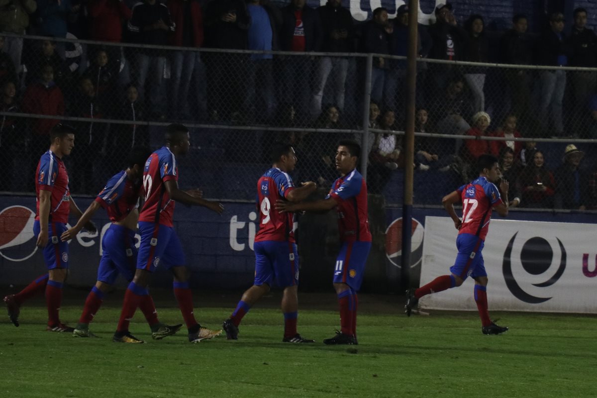 Xelajú amarró la victoria desde el primer tiempo pero sufrió para aguantar la ventaja. (Foto Prensa Libre: Raúl Juárez)