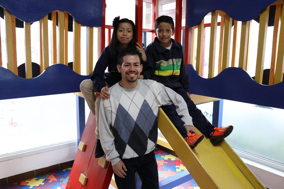 Giovanni Montenegro disfruta jugar con sus hijos Samuel, de 8 años y Alexandra, 10.(Foto Prensa Libre: María Longo)