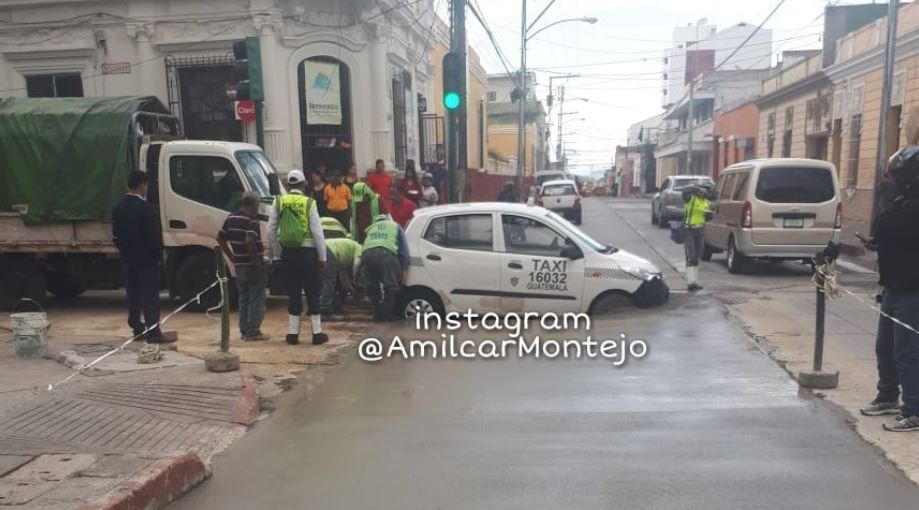 El taxi quedó atascado en cemento fresco en la 5ª. calle y 7ª. avenida de zona 1. (Foto Prensa Libre: Cortesía Amílcar Montejo)