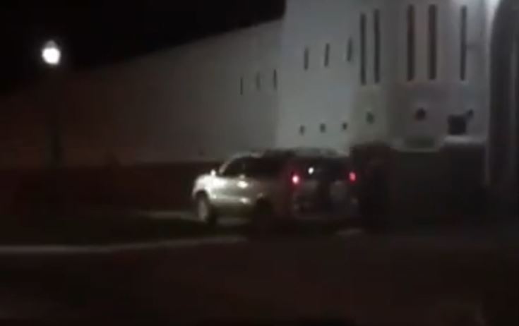 El vehículo se desplaza sin problemas por la acera del Ministerio de la Defensa. (Foto Prensa Libre: tomada del video)