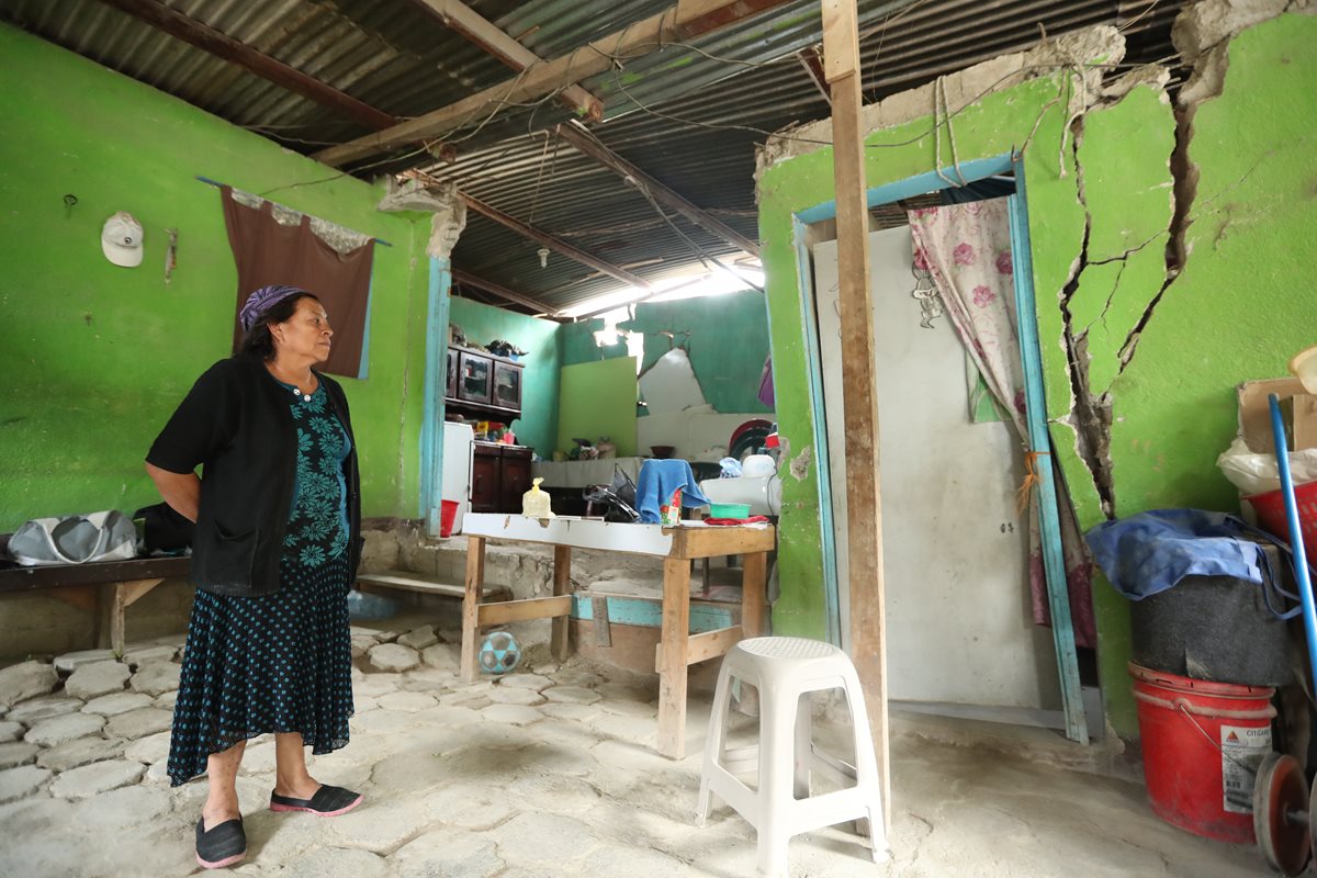 Un mujer muestra las grietas de su vivienda en Santa Cruz Chinautla. (Foto Prensa Libre: Esbin García)