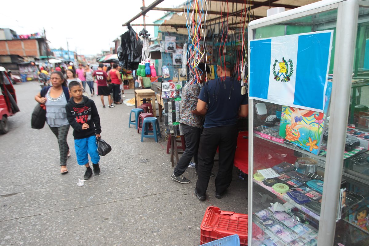 Vendedores del mercado de Jocotales, Chinautla, retomaron sus actividades comerciales. Algunos de los locatarios colocaron una bandera para indicar que ya han pagado la extorsión. (Foro Prensa Libre: Álvaro Interiano)