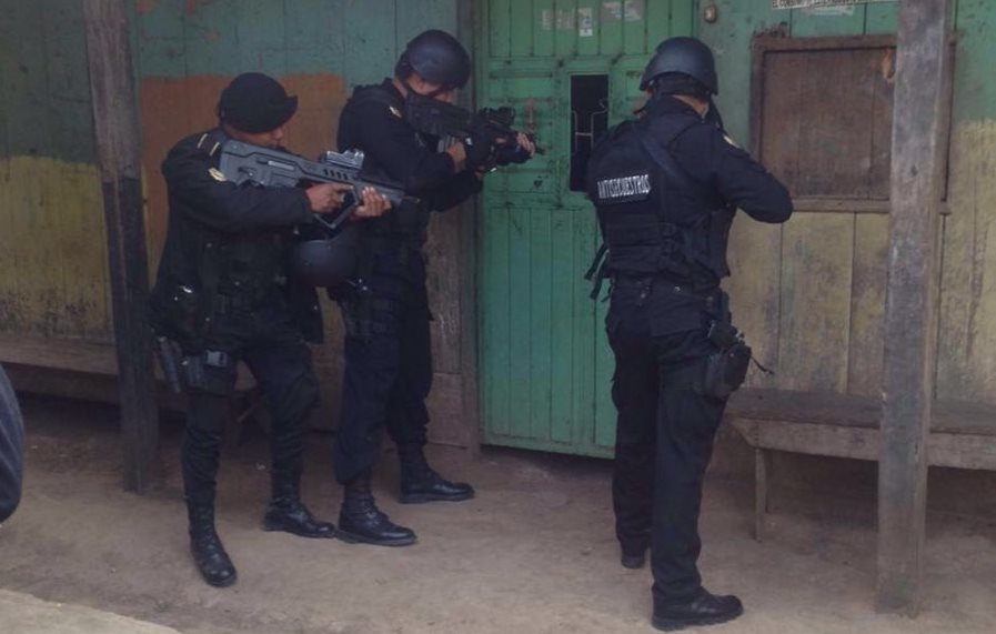 Agentes de la PNC efectúan allanamientos en busca de presuntos secuestradores en Nentón. (Foto Prensa Libre: PNC)