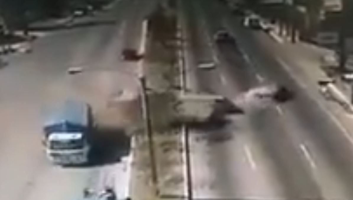 Un camión de volteo impactó al menos cinco vehículos. (Captura de imagen de video de la PMT de Mixco)