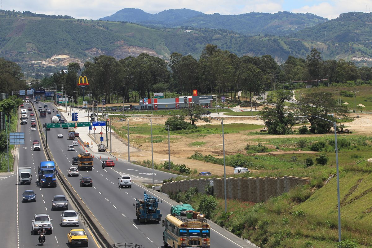 Vista del área donde se construye el centro comercial La Arboleda en el Km 21 ruta al Pacífico. (Foto Prensa Libre: Esbin García)