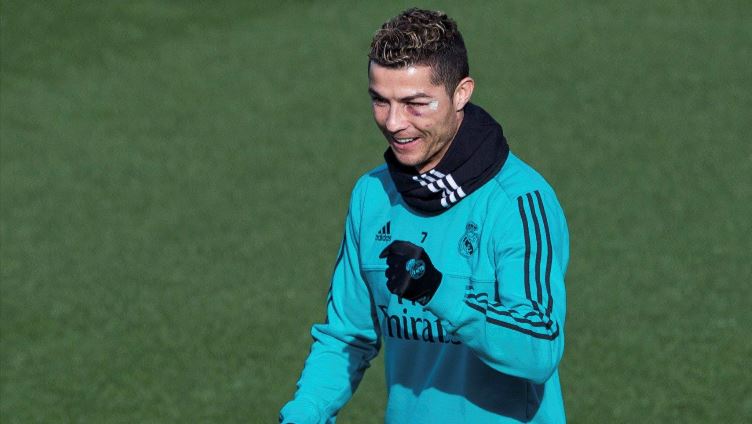 El portugués Cristiano Ronaldo se entrenó con normalidad a pesar de tener el ojo hinchado y morado. (Foto Prensa Libre: EFE)