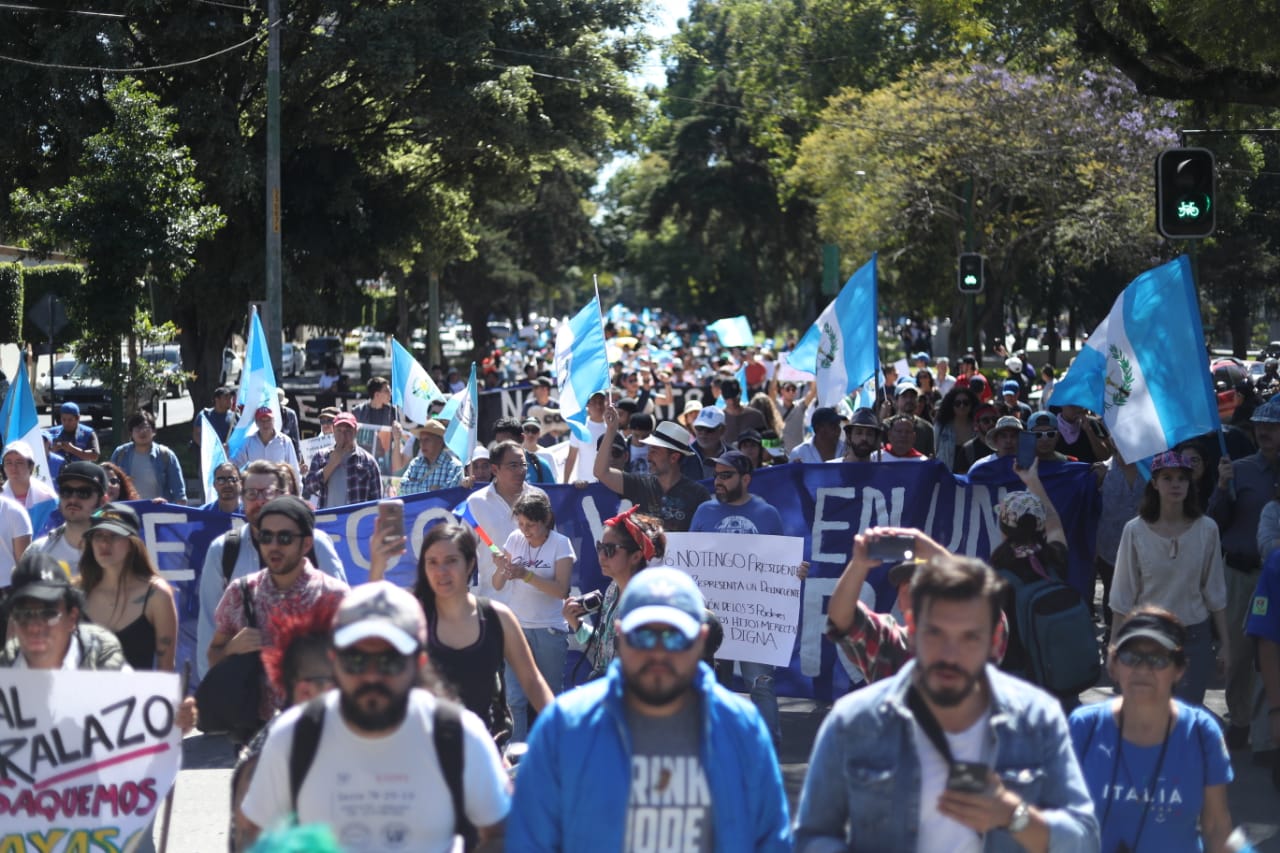 Ciudadanos protestaron el sábado contra la decisión presidencial de anular la CC. (Foto Prensa Libre: Hemeroteca PL)