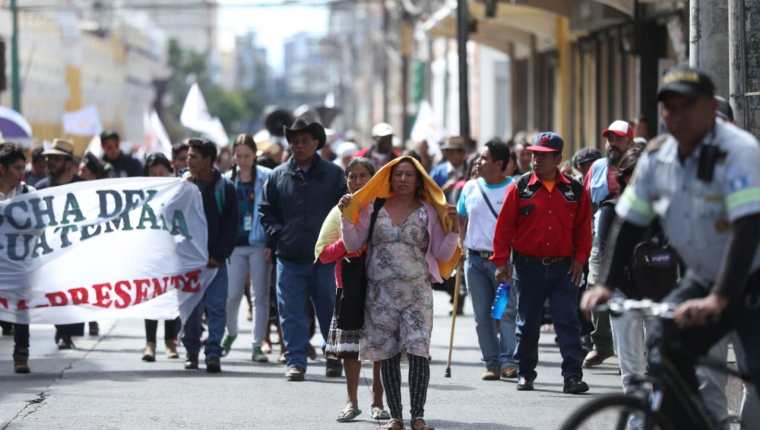 Campesinos demandan nacionalización de servicios y una Asamblea para una nueva Constitución Política. (Foto Prensa Libre: Esbin García)