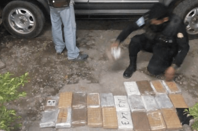 Localizan 36 paquetes de cocaína en el doble compartimiento de vehículo