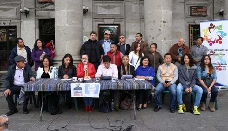 Representantes de diferentes organizaciones y colectivos de Xela se unieron para organizar actividades en protesta a las decisiones del gobierno del presidente Morales. (Foto Prensa Libre: María Longo)