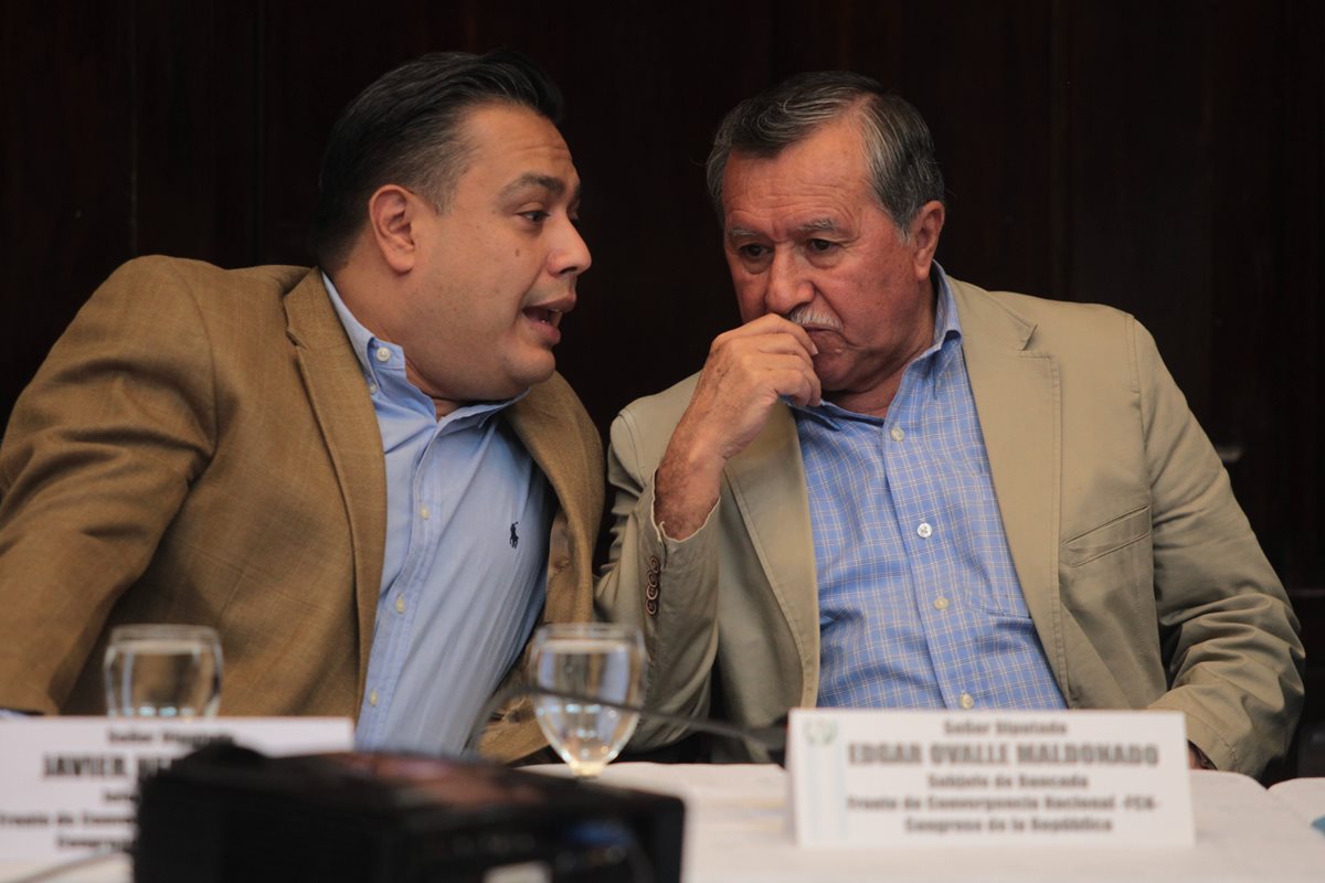Édgar Ovalle conversa con el diputado oficialista Javier Hernández, durante la sesión de jefes de bloques este lunes. (Foto Prensa Libre: Erick Avila)