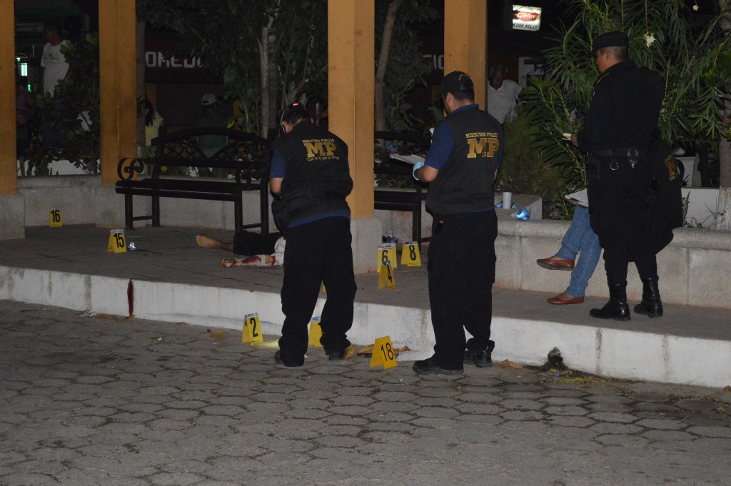 El ataque armado en contra de la familia se registró en el parque de Río Hondo, Zacapa. (Foto Prensa Libre: Víctor Gómez)
