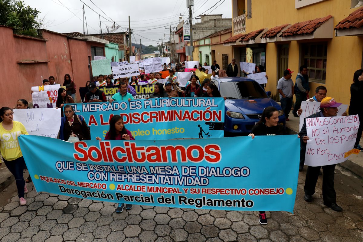 Vendedores del mercado de Chiantla realizan manifestación en contra del aumento de arrendamiento de locales. (Foto Prensa Libre: Mike Castillo)