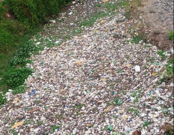Grandes cantidades de basura se acumulan en el río San José, Chiquimula. (Foto Prensa Libre: Mario Morales)