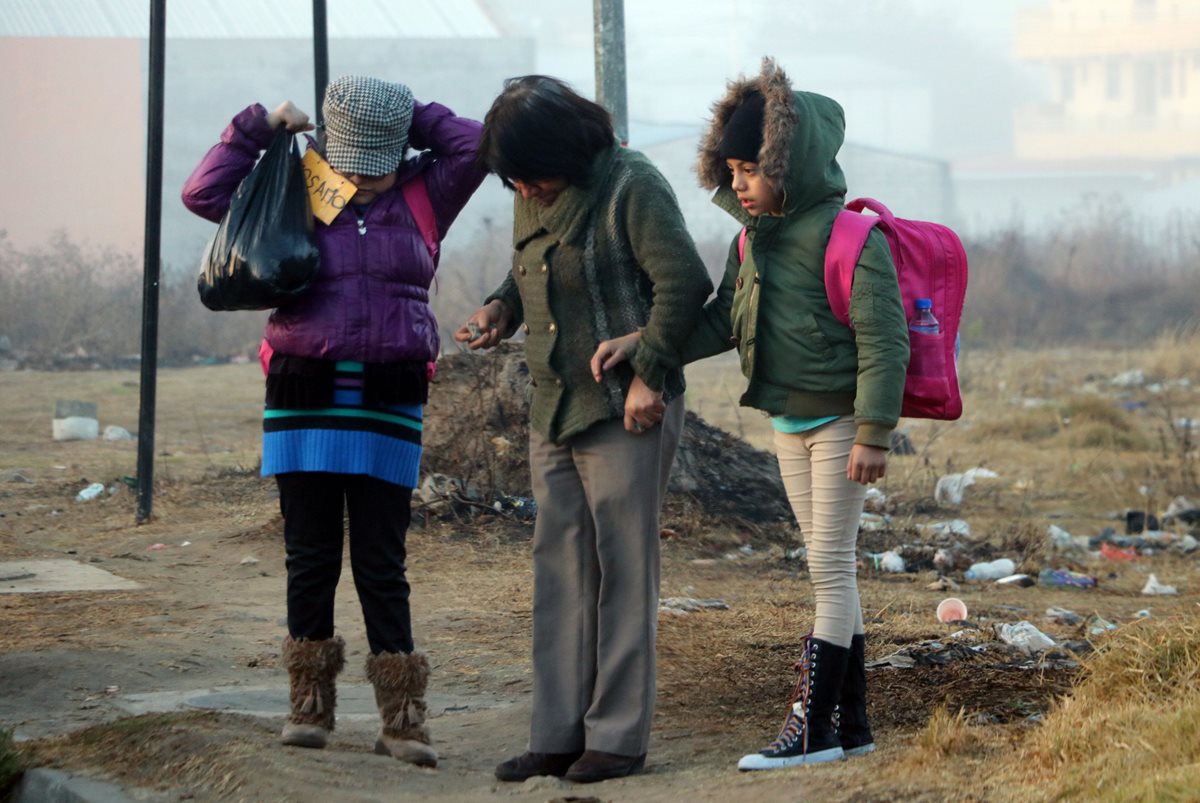 Estudiantes padecen por el frío de las mañanas, cuando se dirigen a sus establecimientos educativos. (Foto Prensa Libre: Carlos Ventura)