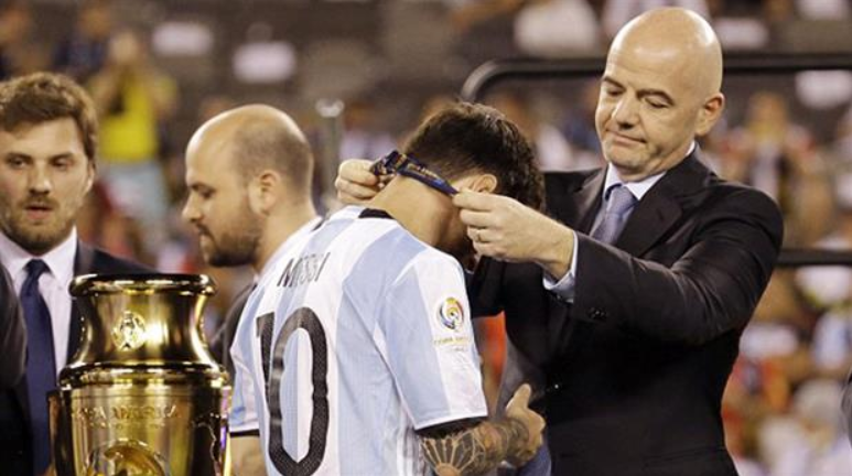 Gianni Infantino le coloca la medalla de subcampeón en el Mundial de Brasil 2014 a Lionel Messi. (Foto Prensa Libre: AP)