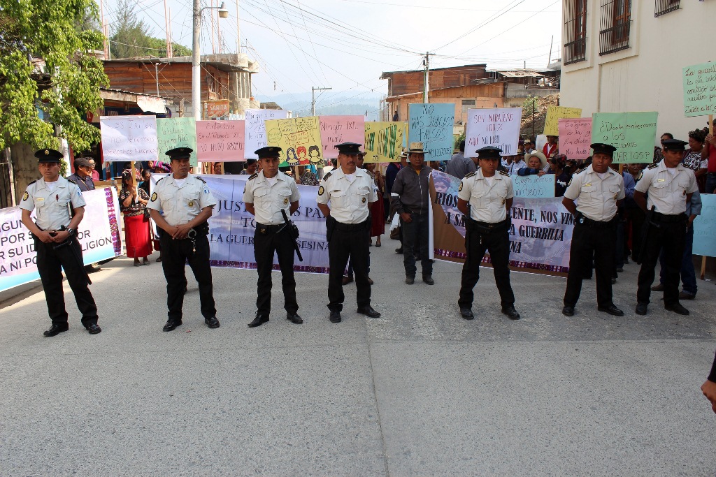 Fuerzas de seguridad resguardan a manifestantes afuera de los juzgados de Nebaj, Quiché. (Foto Prensa Libre: Óscar Figueroa)