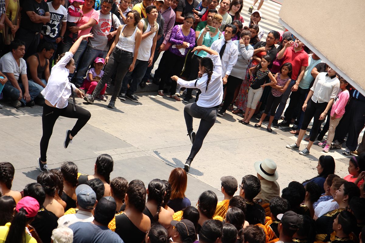Bailarines deleitan a transeúntes frente a Plaza Vivar, sobre la Sexta Avenida, zona 1. (Foto Prensa Libre: Pablo Juárez Andrino)
