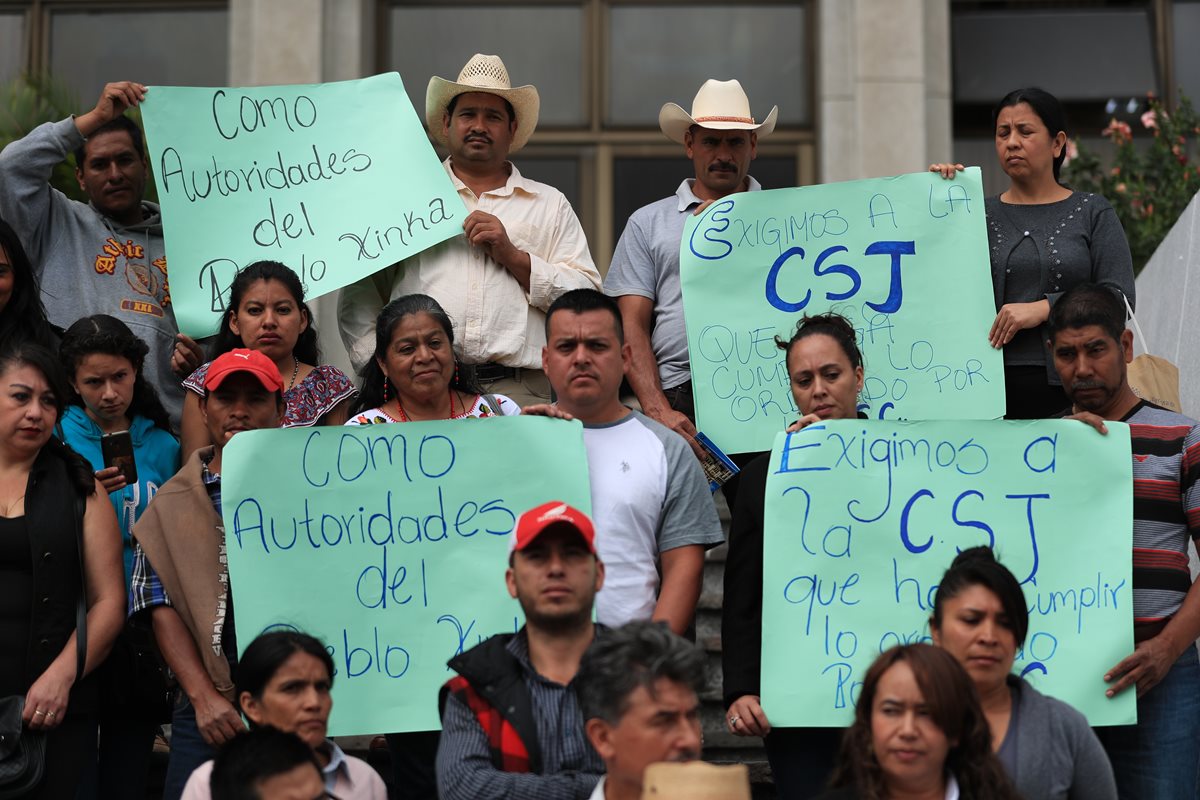 El Parlamento Xinca manifestó frente a la CSJ y mostró su desacuerdo con la forma en que fue definida de nuevo el área de influencia del proyecto El Escobal. (Foto, Prensa Libre: Carlos Hernádnez).