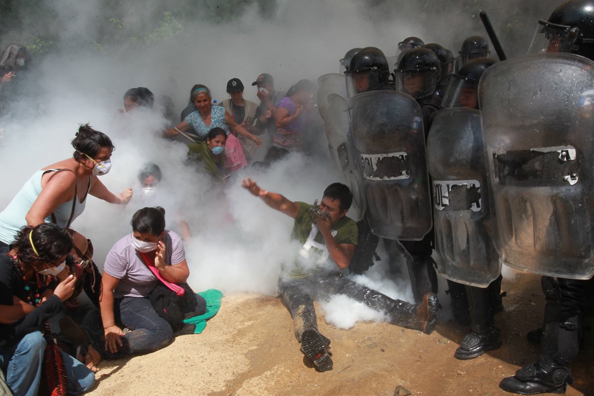 El 23 de mayo de 2014, un violento desalojo en el ingreso a la mina dejó 26 personas heridas y cuatro detenidos. (Foto Prensa Libre: Hemeroteca PL)