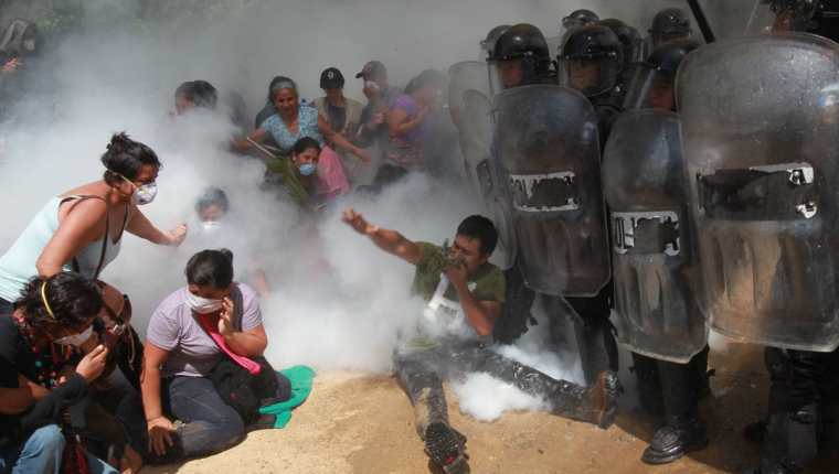 El 23 de mayo de 2014, un violento desalojo en el ingreso a la mina dejó 26 personas heridas y cuatro detenidos. (Foto Prensa Libre: Hemeroteca PL)