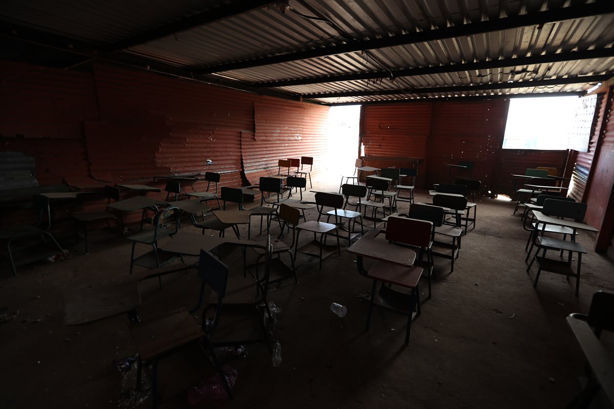 La falta de infraestructura dificulta el comienzo de clases en el Instituto Nacional de Educación Básica, en Santa Isabel dos, Villa Nueva. (Foto Prensa Libre: Esbin García)