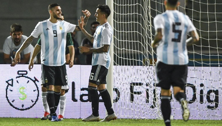 Los jugadores de la Selección de Argentina celebran el triunfo frente a México. (Foto Prensa Libre: AFP)