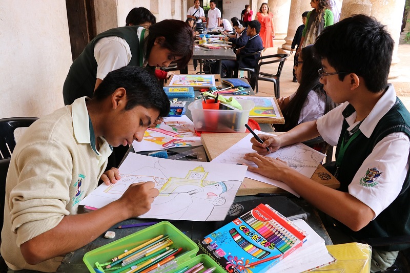 Cien estudiantes de varios planteles educativos de Antigua Guatemala participaron en concurso de dibujo organizado por el CNPAG. (Foto Prensa Libre: Julio Sicán)