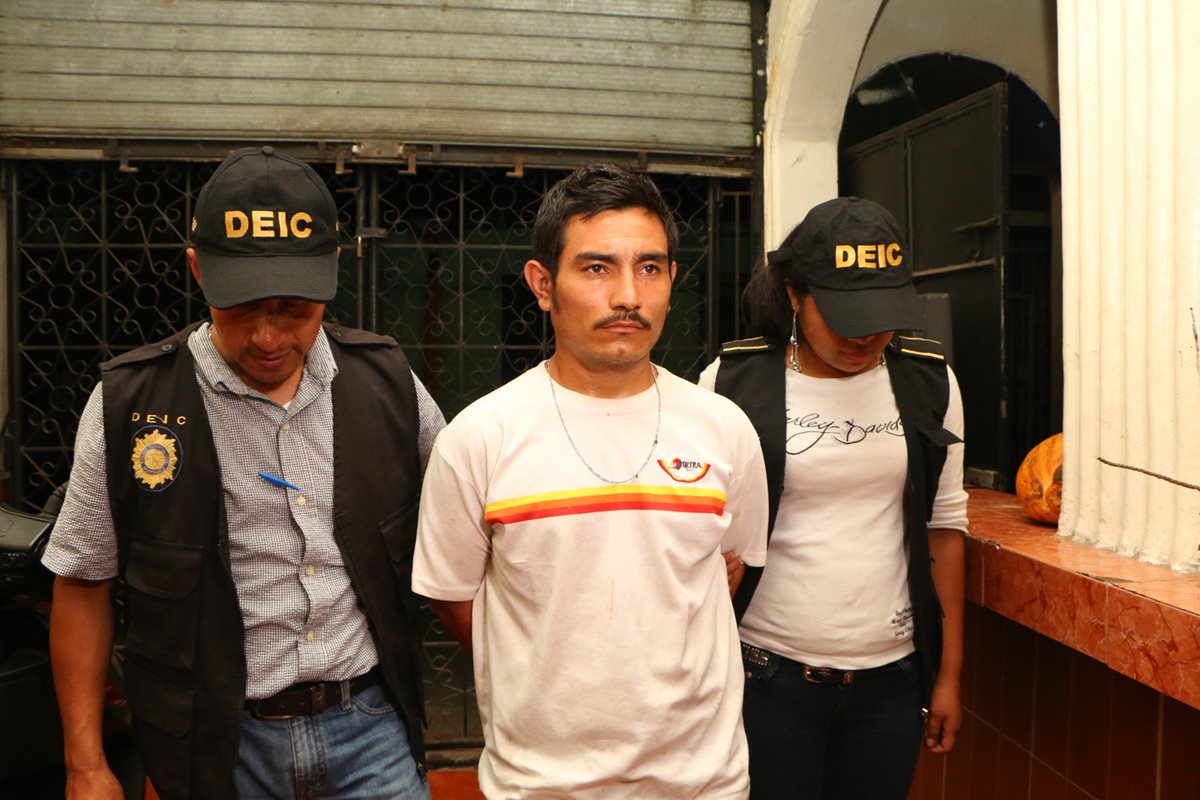 Breiner Manolo Maldonado es trasladado por agentes de la PNC hacia un juzgado en Retalhuleu. (Foto Prensa Libre: Rolando Miranda)