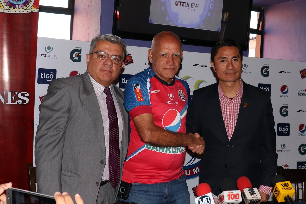 Wálter Claverí se traza ambiciosos objetivos en su presentación con Antigua GFC. (Foto Prensa Libre: Raúl Juárez)
