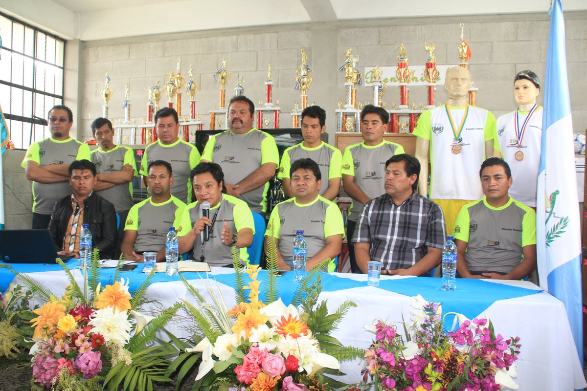 Organizadores informan acerca del evento deportivo en Santa Lucía Utatlán. (Foto Prensa Libre: Ángel Julajuj).