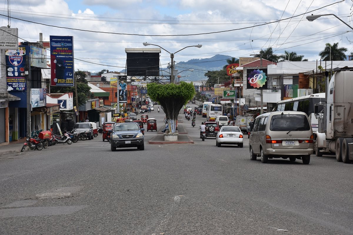 Autoridades locales habilitaron dos nuevos ingresos para los motoristas de la Caravana del Zorro. (Foto Prensa Libre: Mario Morales)
