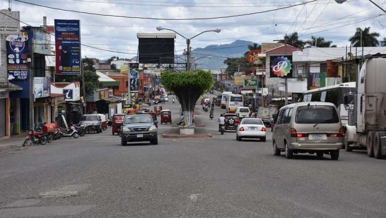 Autoridades locales habilitaron dos nuevos ingresos para los motoristas de la Caravana del Zorro. (Foto Prensa Libre: Mario Morales)