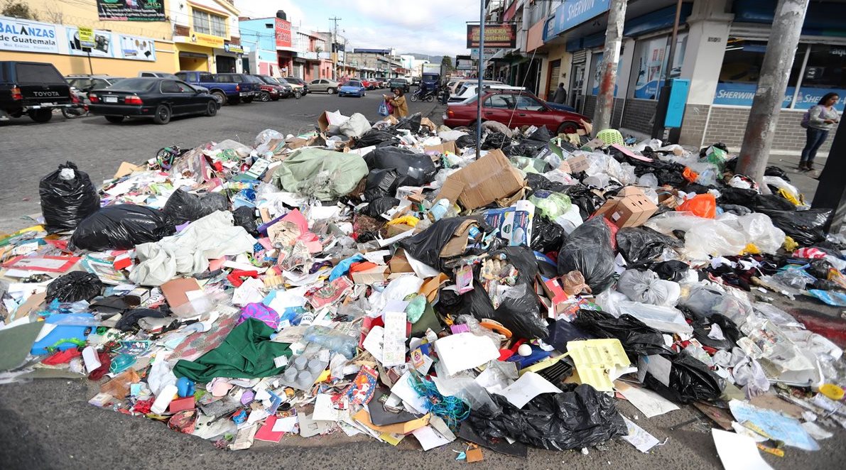 Cúmulos de basura aparecieron en varias calles y avenidas de Xela debido a la suspensión del servicio de extracción de basura por el cierre del paso al vertedero municipal. (Foto Prensa Libre: Mynor Toc) 
