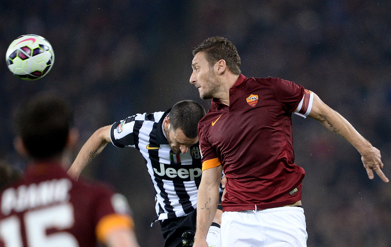 Francesco Totti aún no ha decidido si quiere ser directivo de la Roma o buscar otro equipo para jugar. (Foto Prensa Libre: AFP)
