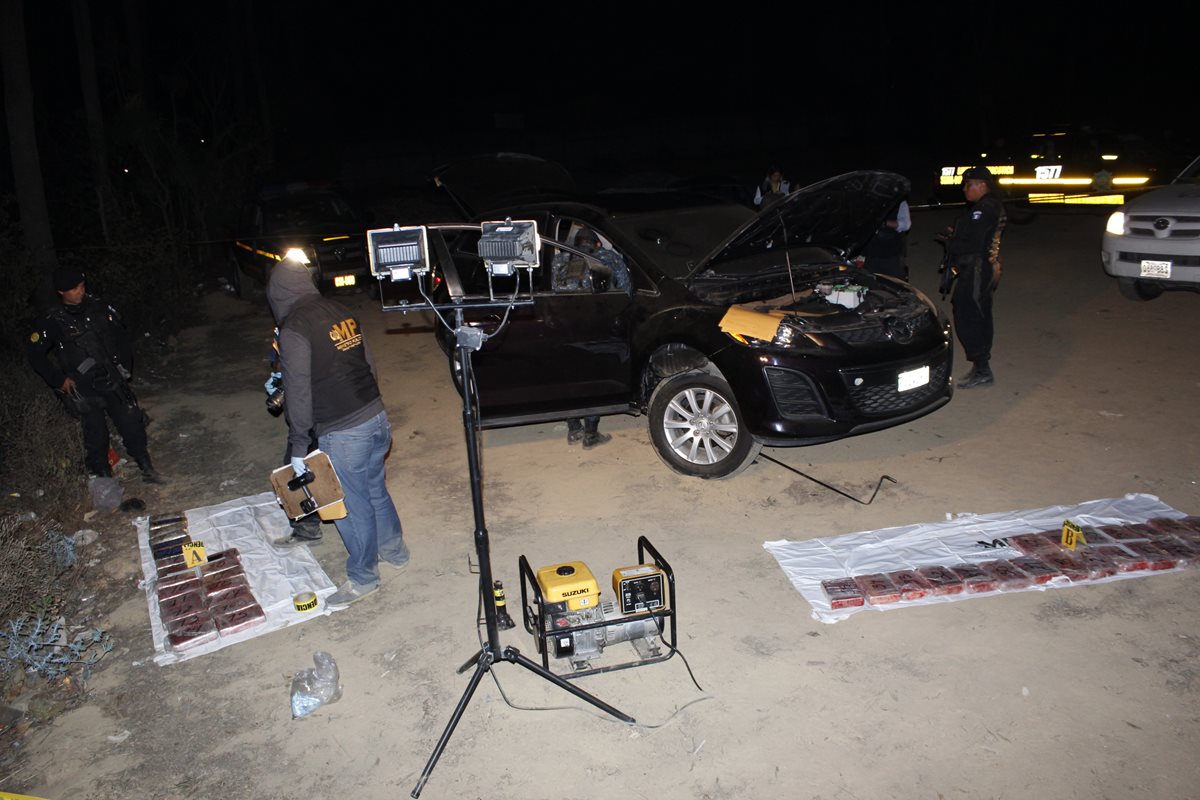 Autoridades efectúan inspección en uno de los vehículos interceptados en la ruta Interamericana, Chimaltenango. (Foto Prensa Libre:)