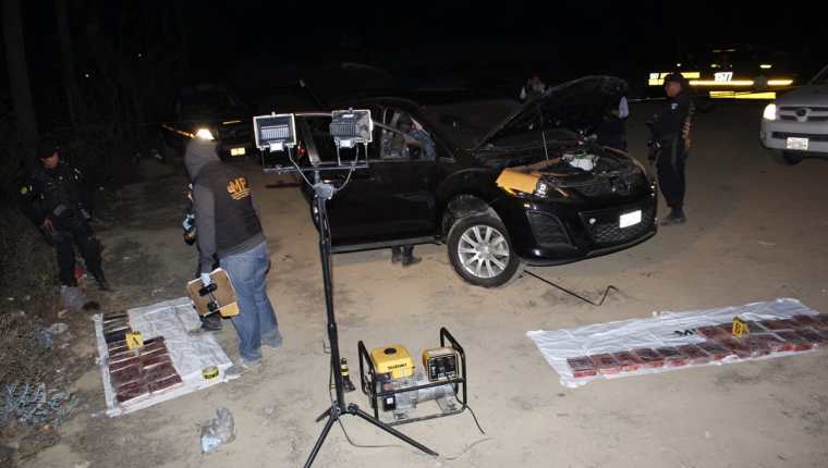 Autoridades efectúan inspección en uno de los vehículos interceptados en la ruta Interamericana, Chimaltenango. (Foto Prensa Libre:)
