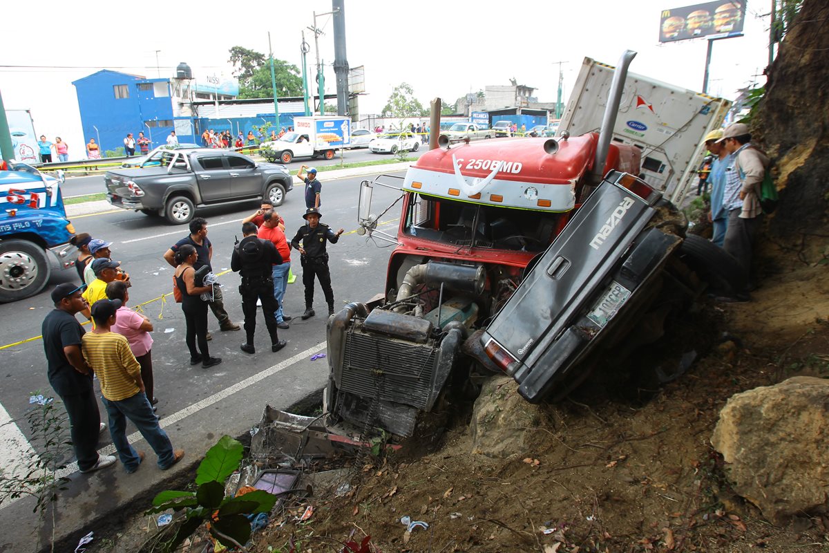 María Tojín fue la persona que sufrió las lesiones más graves, al prensar el tráiler su picop. (Foto Prensa Libre: Álvaro Interiano)