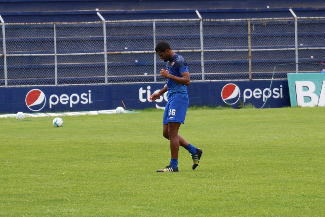 Leandro Barbosa ha tenido una semana irregular en su preparación y podría no jugar contra los cremas. (Foto Prensa Libre: Raúl Juárez)