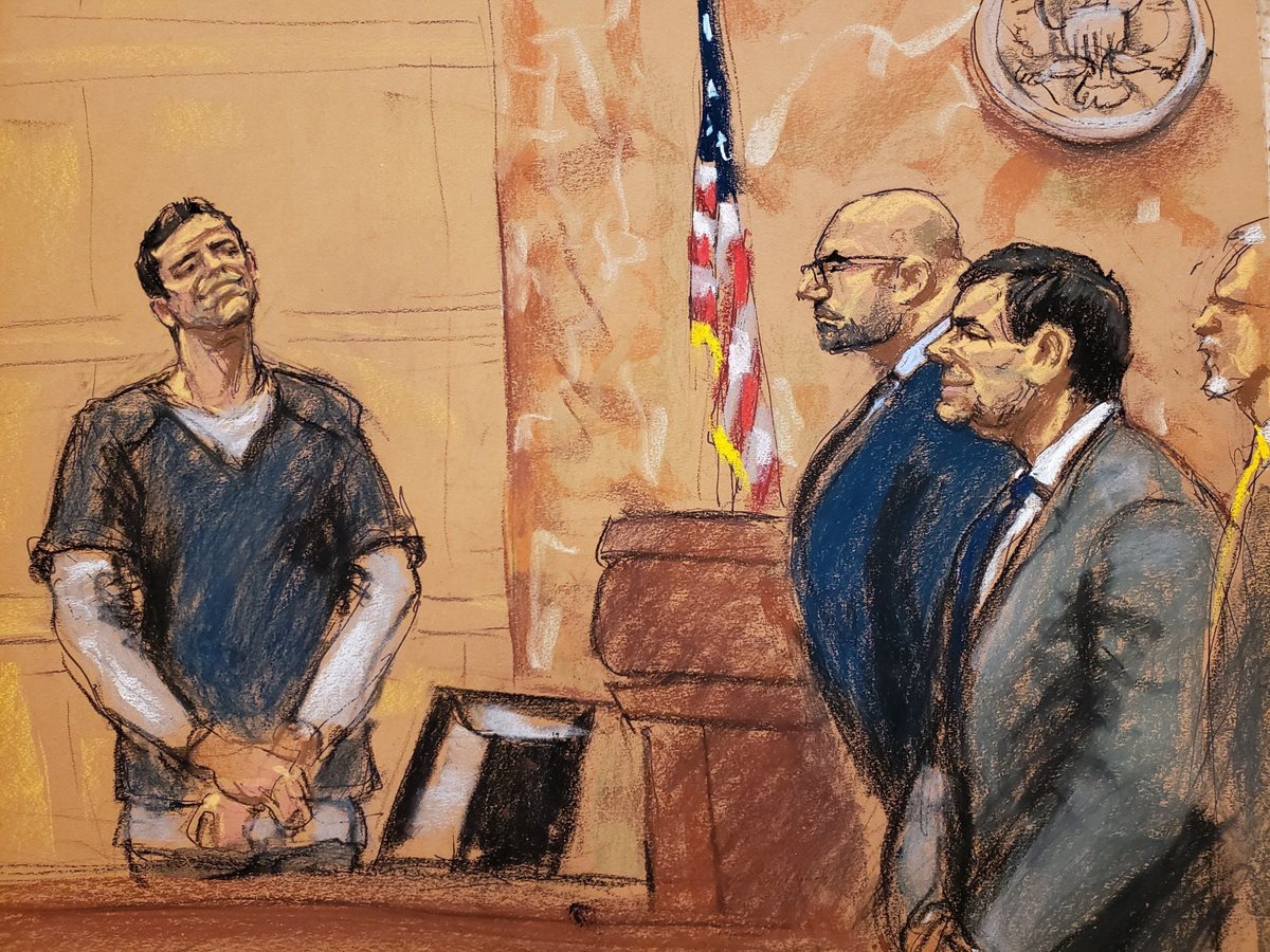Foto ilustración del breve saludo entre el hijo del "Mayo" Zambada (izquierda) y "el Chapo" (primer plano), durante el juicio en Nueva York. (Foto Prensa Libre: EFE)