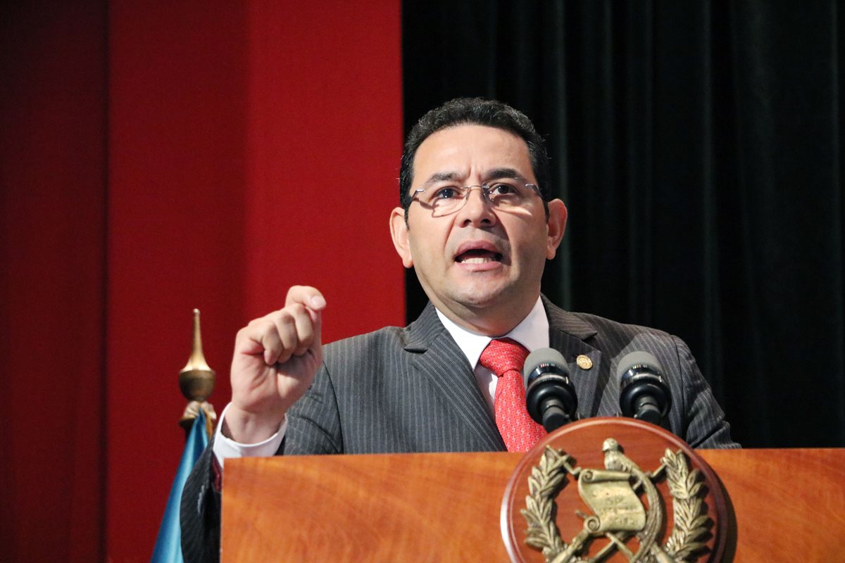 El presidente Jimmy Morales, durante su discurso que ofreció en el Teatro Municipal de Xela. (Foto Prensa Libre: Carlos Ventura)