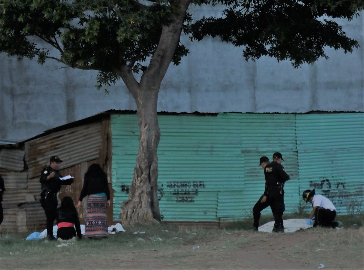 Familiares lloran frente al cuerpo sin vida de una de las víctimas. (Foto Prensa Libre)