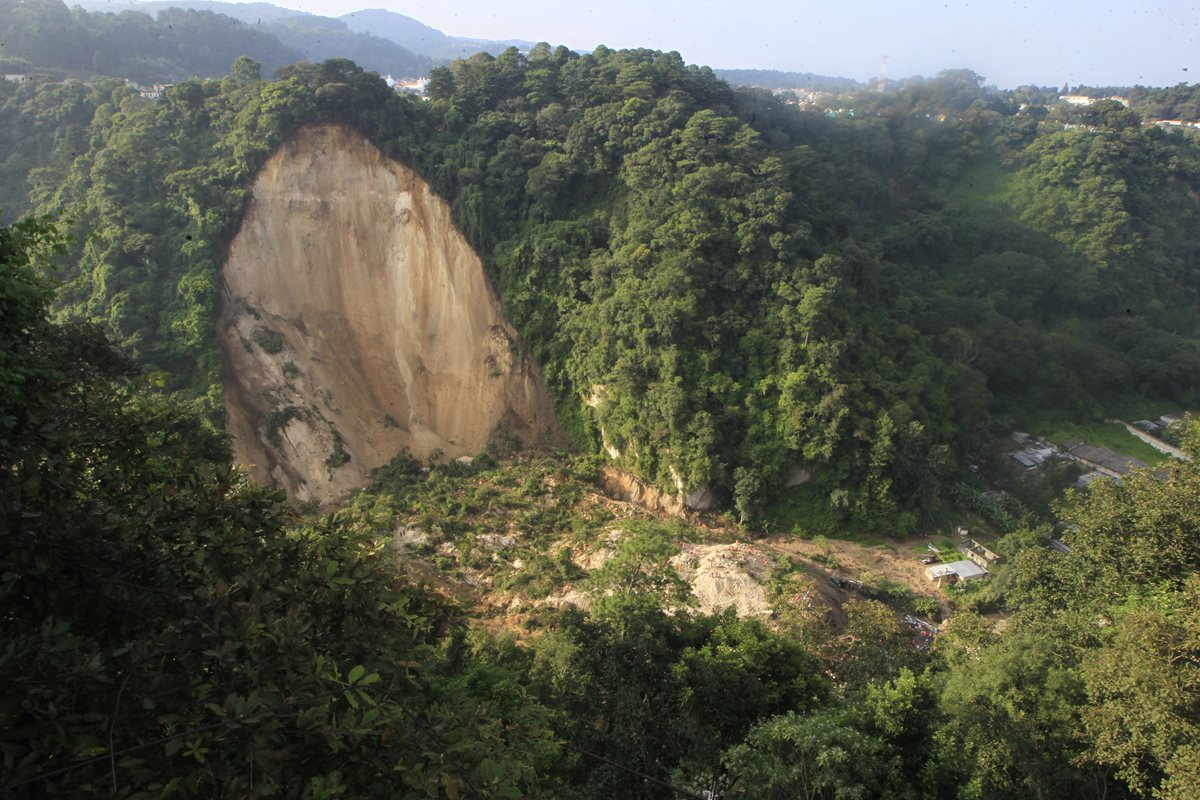 La tragedia del Cambray 2, en Santa Catarina Pinula es el más claro ejemplo de la vulnerabilidad a desastres naturales que tiene el país. (Foto Prensa Libre: Hemeroteca PL)